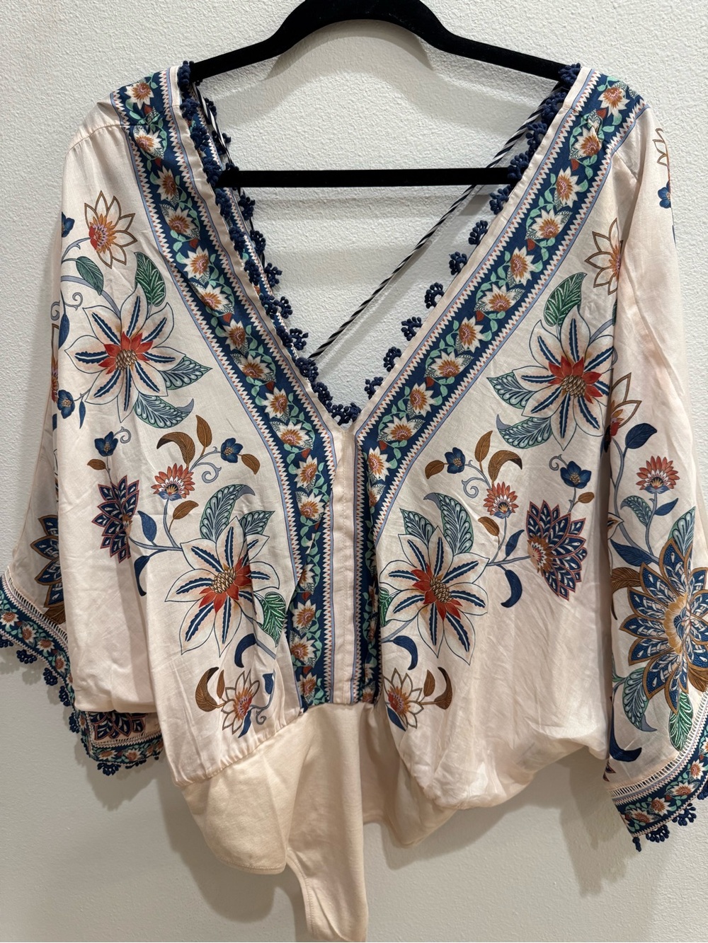 Farm Rio Boho Floral Embroidered V-Neck Women’s Bodysuit Large- Cream & Navy - Picture 3 of 5